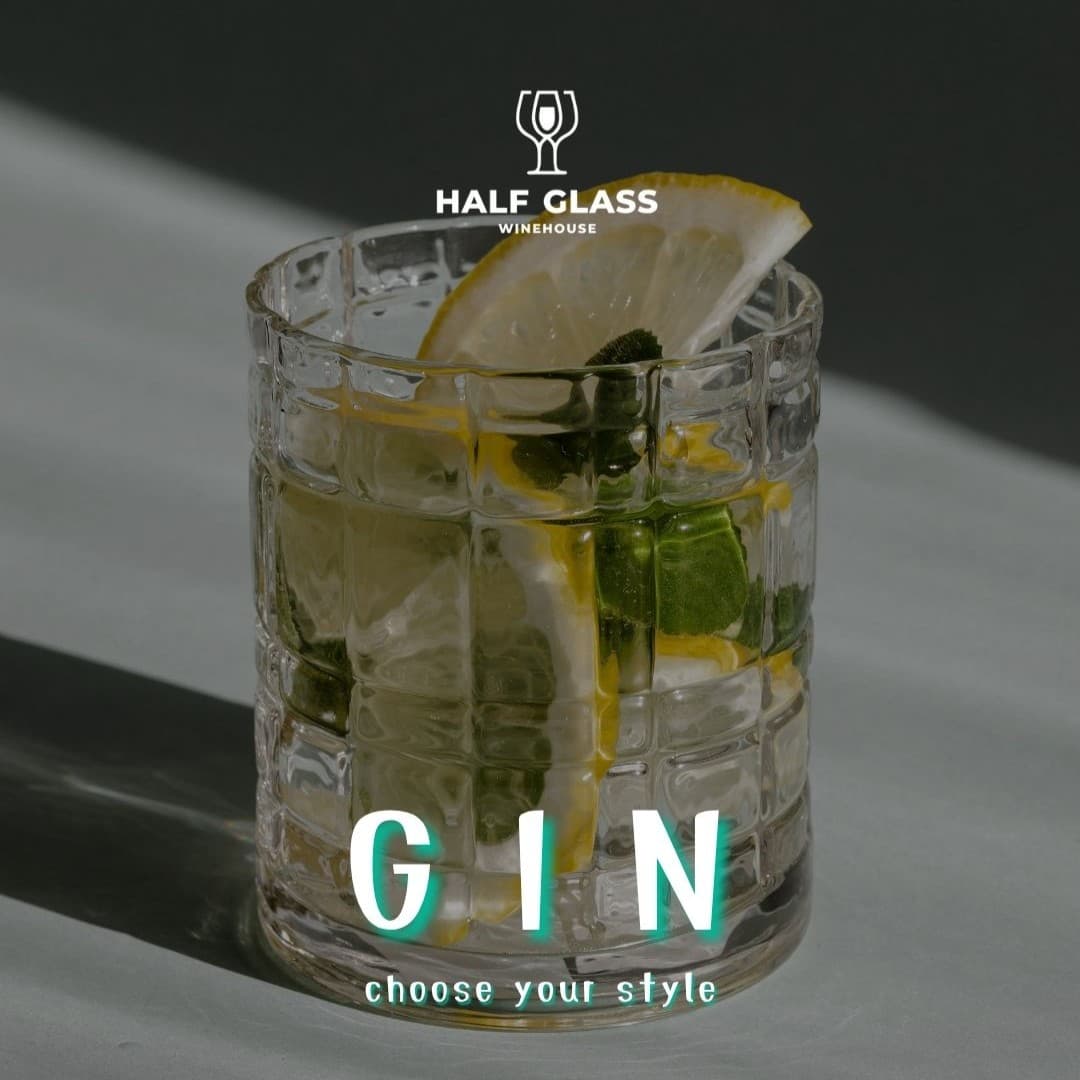 Ποτήρι gin tonic με λάιμ στο μπαρ του Half Glass