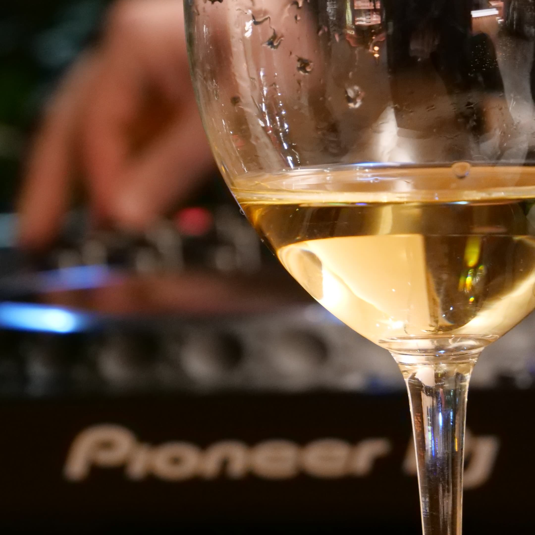NYE Party 2025 πρωτοχρονιάτικο πάρτι στο Halfglass Winehouse Κηφισιά
