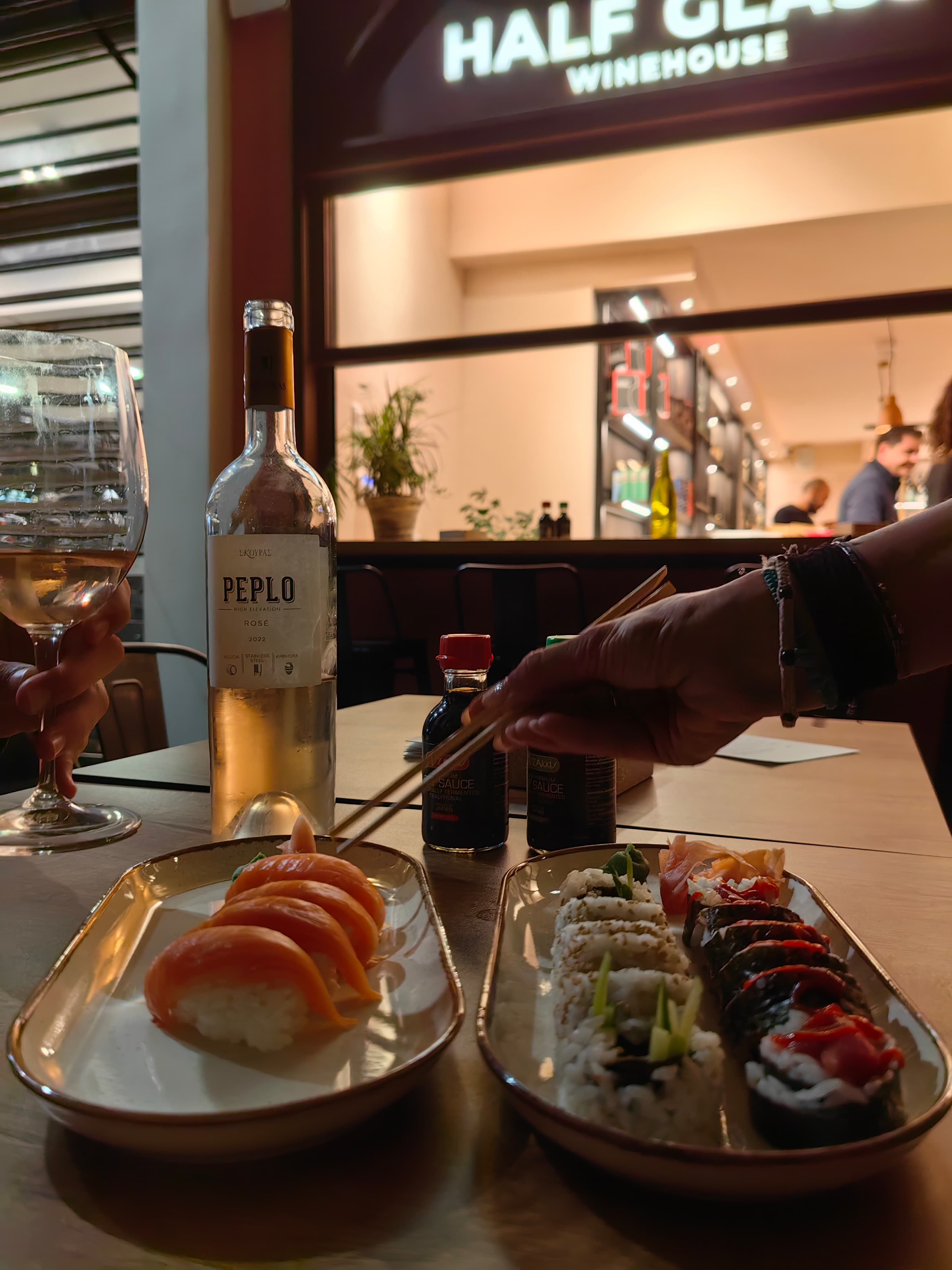 Peplo Rosé του Κτήματος Σκούρα με sushi στο Halfglass Winehouse Κηφισιά