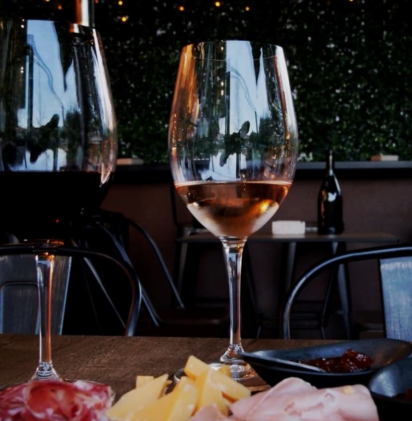 Ατμόσφαιρα wine bar Halfglass Κηφισιά