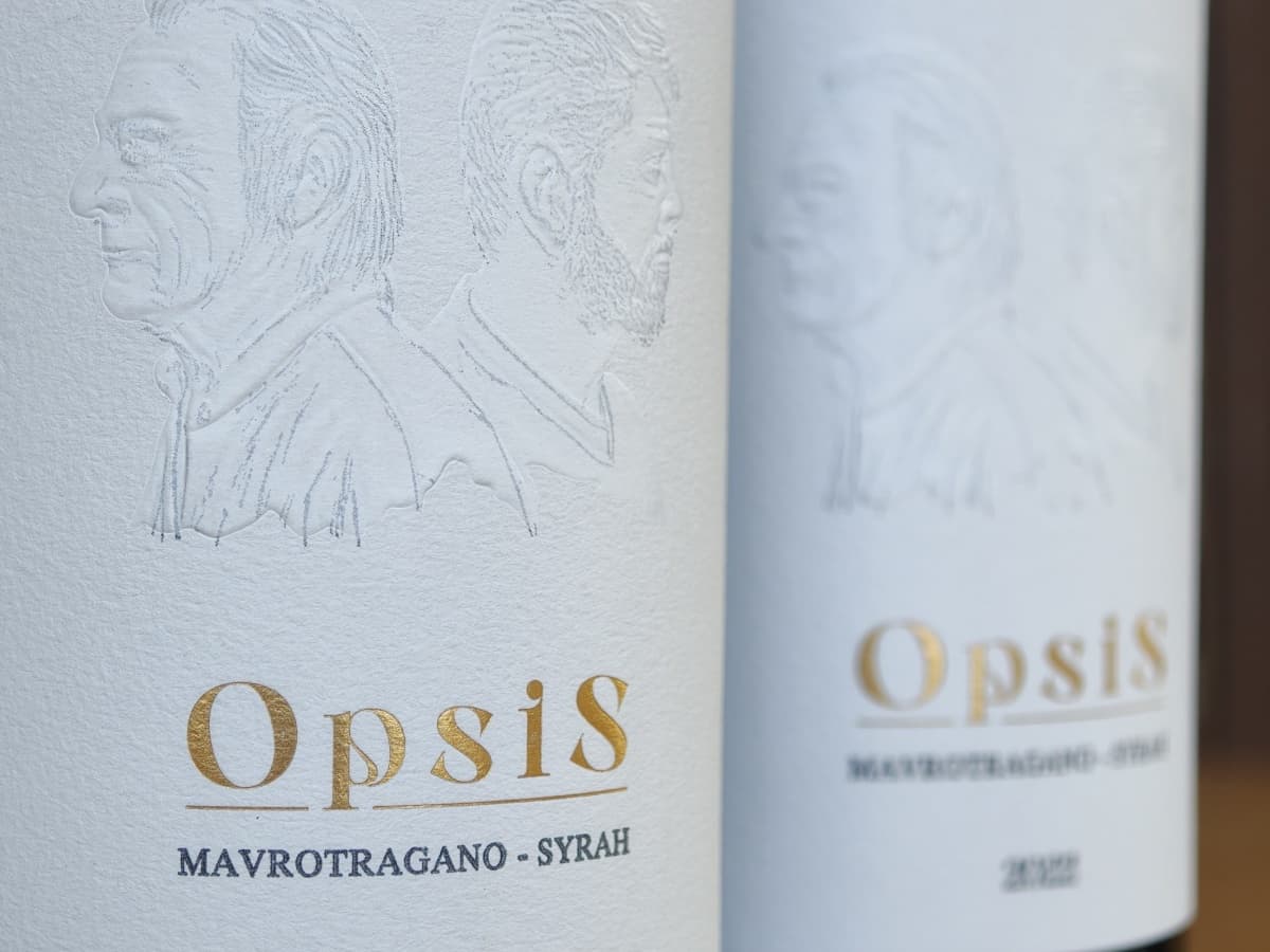 Φιάλη Opsis Μαυροτράγανο–Syrah, σύμπραξη Σιγάλα–Μούντριχα, στο κελάρι του Halfglass Κηφισιά